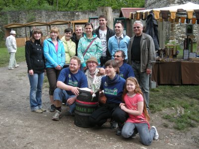 Gruppenfoto: Anfeuerung, Mannnschaft und - noch wichtiger - Bierfass